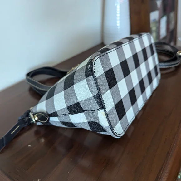 Dooney and Bourke Tucker Ruby crossbody. Beautiful little bag! - Picture 5 of 8